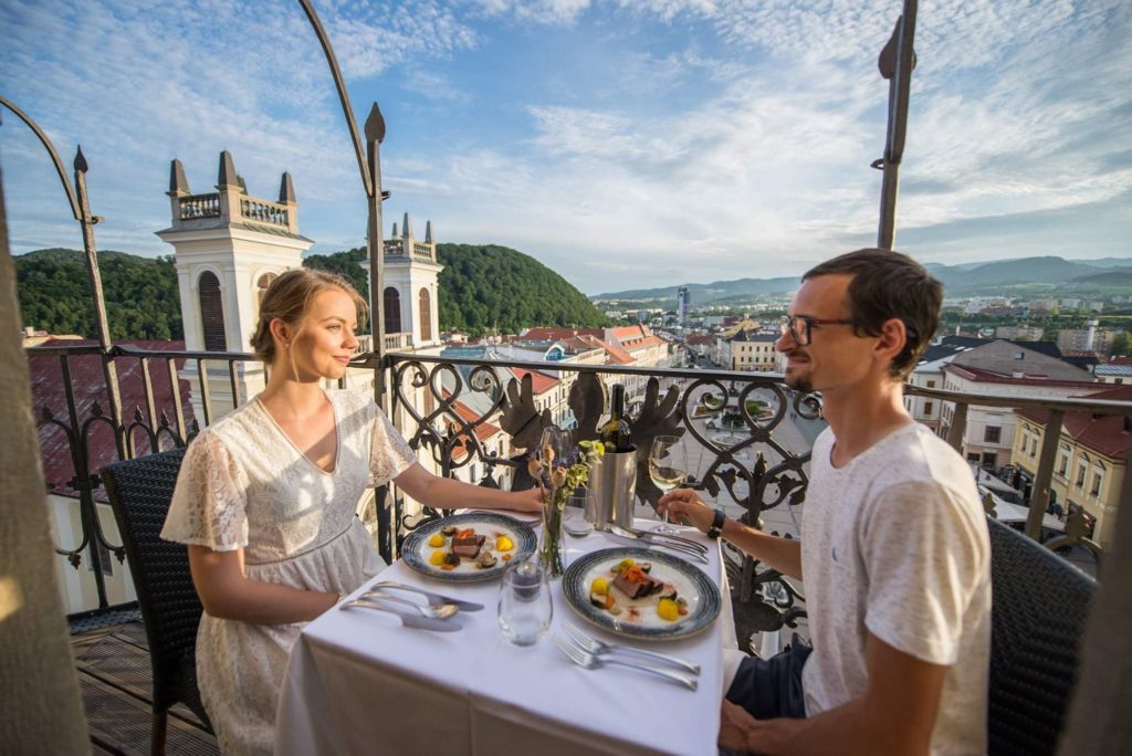 Súťaž o romantickú večeru pre 2 osoby na šikmej veži v Banskej Bystrici